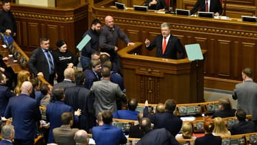 Le président ukrainien Petro Porochenko au Parlement le 26 novembre, en marge du vote de la loi martiale.