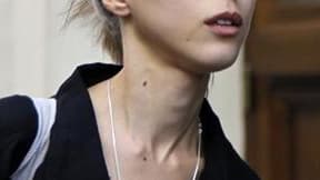 Dominique Strauss-Kahn va faire face en France à l'enquête de police ouverte en juillet sur la plainte de Tristane Banon, ce qui compromet un éventuel retour rapide en politique. La jeune femme, journaliste et romancière, affirme qu'il l'a agressée en 200