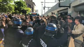 Plusieurs centaines d'étudiants grévistes et de leurs soutiens se sont présentés ce vendredi 11 mai 2018 devant la Maison des examens d'Arcueil, dans le Val-de-Marne. 