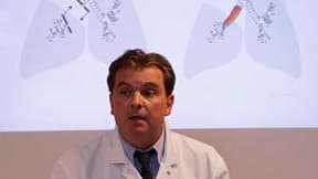 Le docteur Emmanuel Martinod présente à la presse la greffe de bronche artificielle réalisée en 2009 sur un patient de 78 ans à l'hôpital Avicenne de Bobigny (Seine-Saint-Denis), une première mondiale rendue publique jeudi. /Photo prise le 3 mars 2011/REU