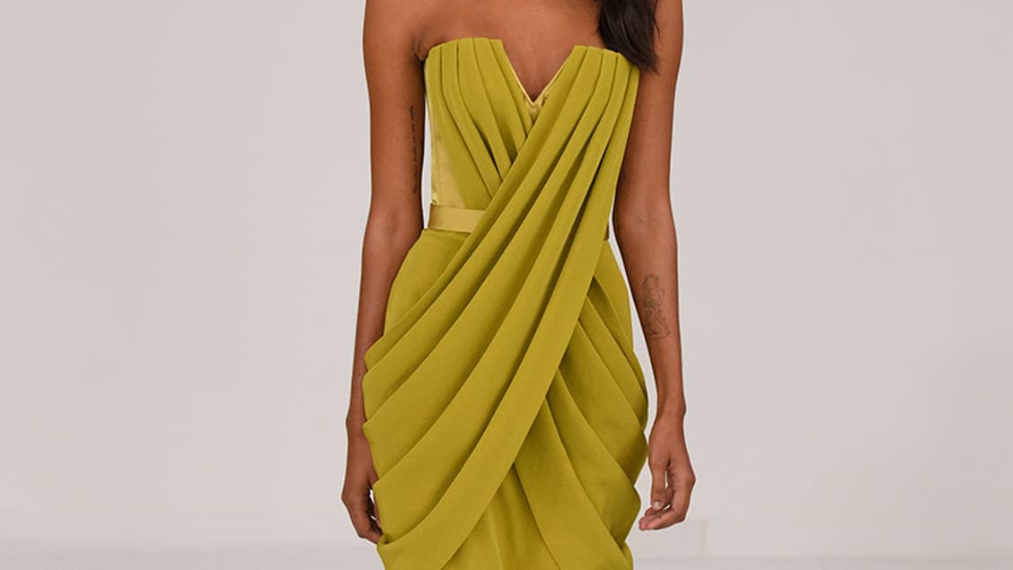 La robe fourreau d'Alexis Mabille pour la collection haute-couture printemps-été 2023. La robe fourreau d'Alexis Mabille pour la collection haute-couture printemps-été 2023.