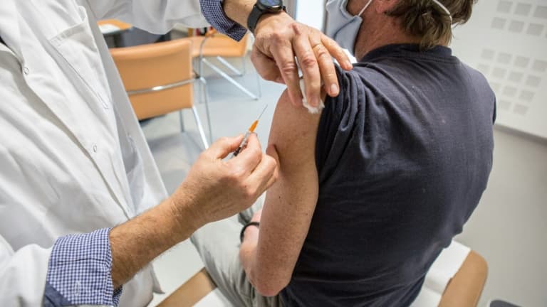 Le docteur Jean-Louis Bensoussan administre une dose de vaccin Astra-Zeneca à un patient à Gragnague, près de Toulouse, le 26 février 2021. 