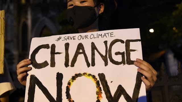 Une manifestante tient une pancarte pendant une manifestation durant la semaine mondiale de grève pour le climat, à Hanoi, le 27 septembre 2019
