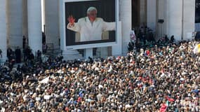 Dernière audience générale de Benoît XVI devant des dizaines de milliers de personnes, ce mercredi à Rome.