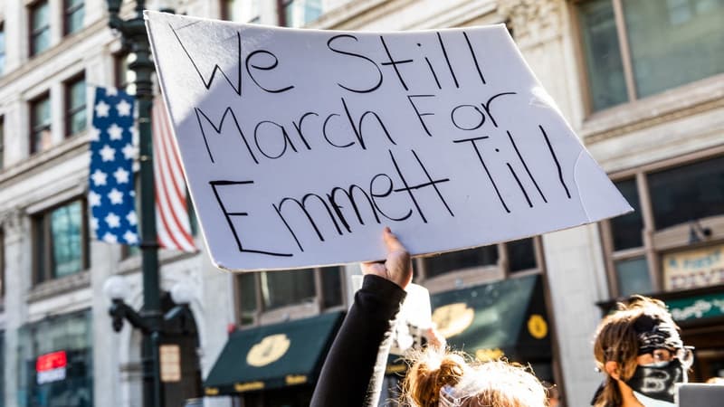 Une manifestante pour les droits civiques aux États-Unis en février 2020 après la mort de George Floyd. Sa pancarte est un hommage à Emmett Till, tué en 1955.