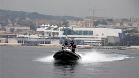 Policier en patrouille dans la baie de Cannes. Un dispositif de sécurité exceptionnel a été déployé dans la ville où 10.000 personnes sont attendues jeudi et vendredi pour le sommet du G20, le forum des grandes économies de la planète. /Photo prise le 2 n