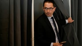 Benoît Hamon, candidat du PS à la présidentielle, vote lors du 1er tour, le 23 avril 2017 à Trappes, près de Paris