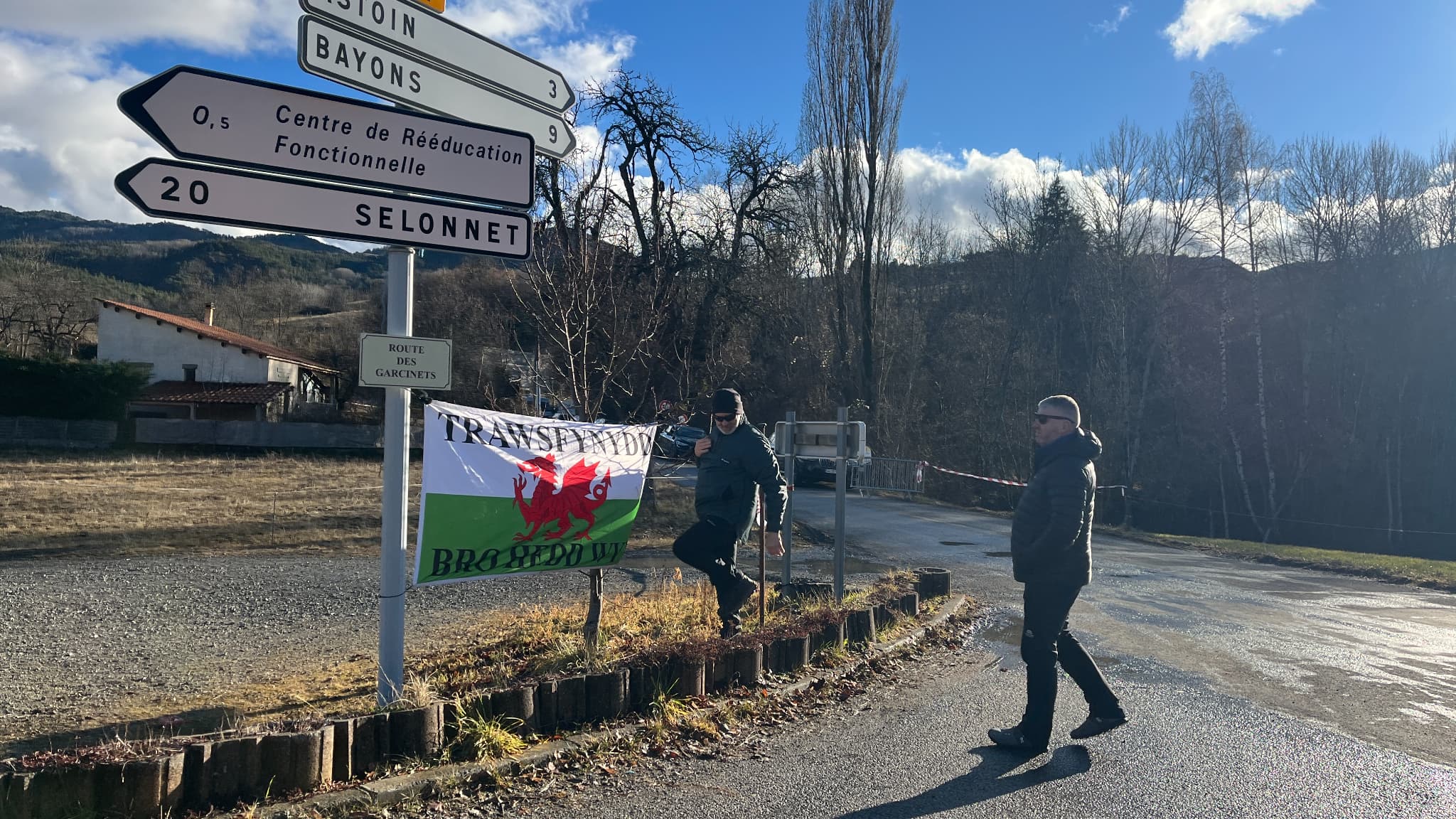 Des fans gallois venus assister au Rallye Monte-Carlo dans les Alpes françaises le 23 janvier 2025.