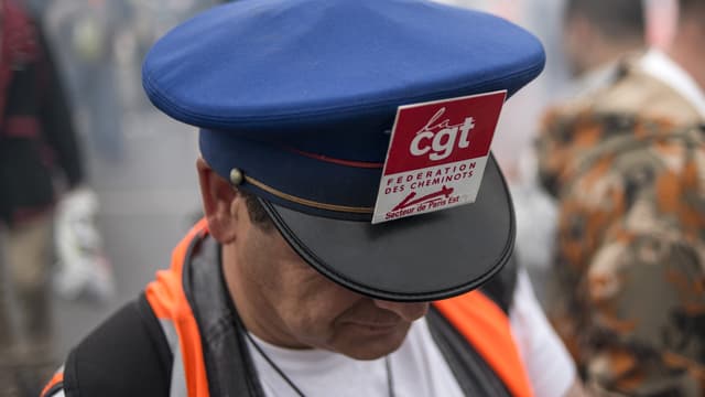Les quatre syndicats de cheminots (CGT, Unsa, Sud, CFDT) dénoncent une "situation sociale alarmante" à la SNCF où les "réorganisations permanentes" entraînent des suppressions de postes.
