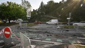 Une vue générale montre une route endommagée suite à de fortes pluies à Evreux, dans l'ouest de la France, le 1er août 2024.