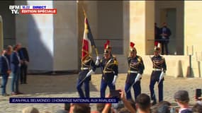 Hommage à Jean-Paul Belmondo: la garde républicaine arrive à l'hôtel des Invalides