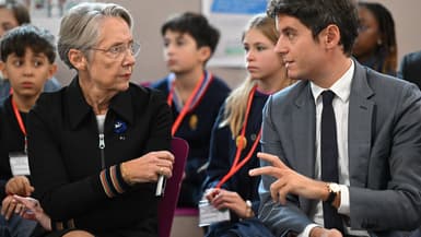 Élisabeth Borne et Gabriel Attal, alors Première ministre et ministre de l'Éducation nationale, lors d'une visite dans un collège parisien le 9 novembre 2023