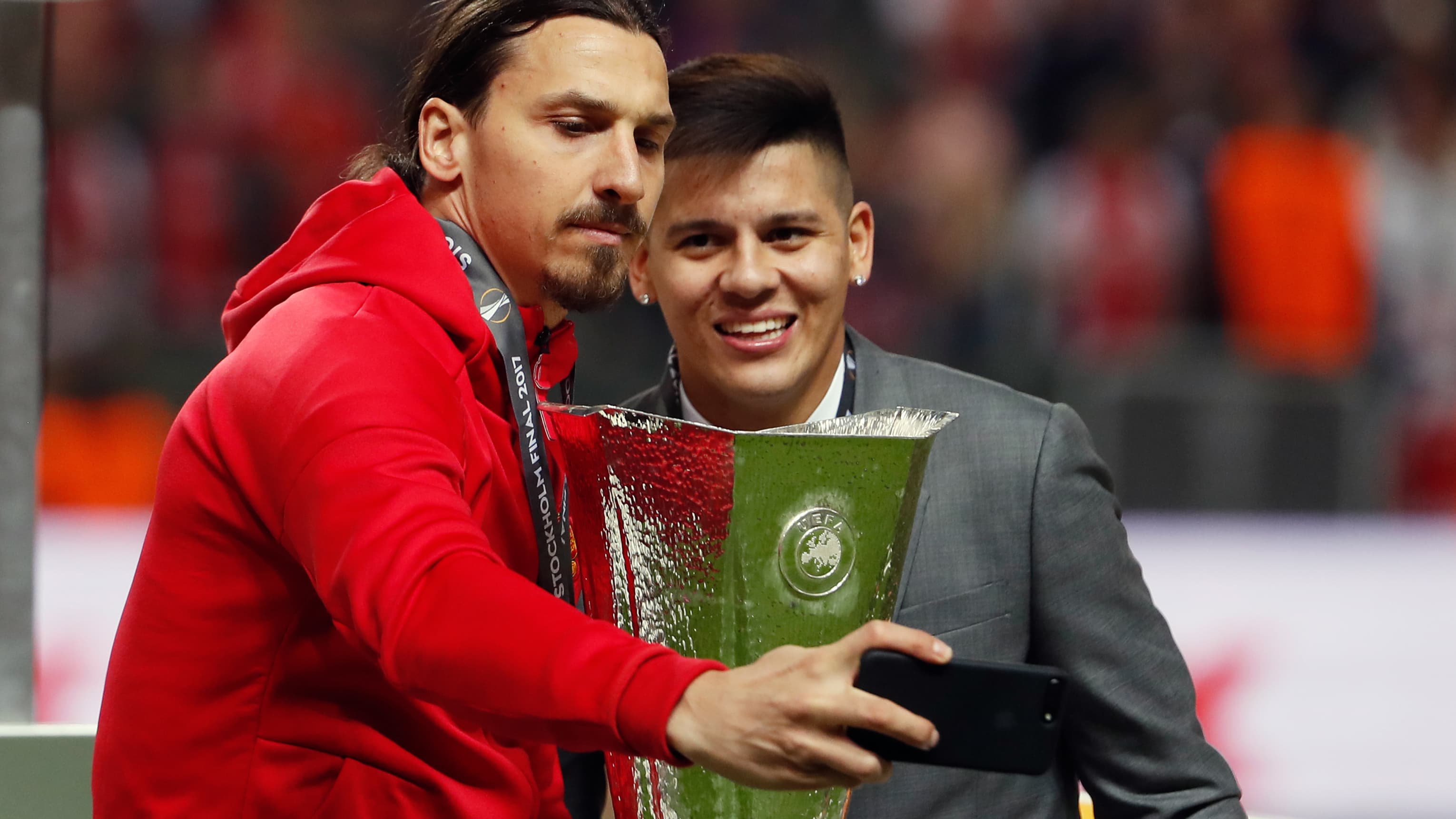 Zlatan Ibrahimovic en mode selfie avec Marcos Rojo Zlatan Ibrahimovic en mode selfie avec Marcos Rojo