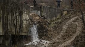 La police du Kosovo sécurise la zone proche du site de l' explosion dans le village de Varage, près de la ville de Zubin Potok, le 30 novembre 2024.