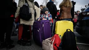 Des réfugiés ukrainiens arrivant en bus à Saint-Pierre-de-Chandieu (Rhône) le 3 mars 2022