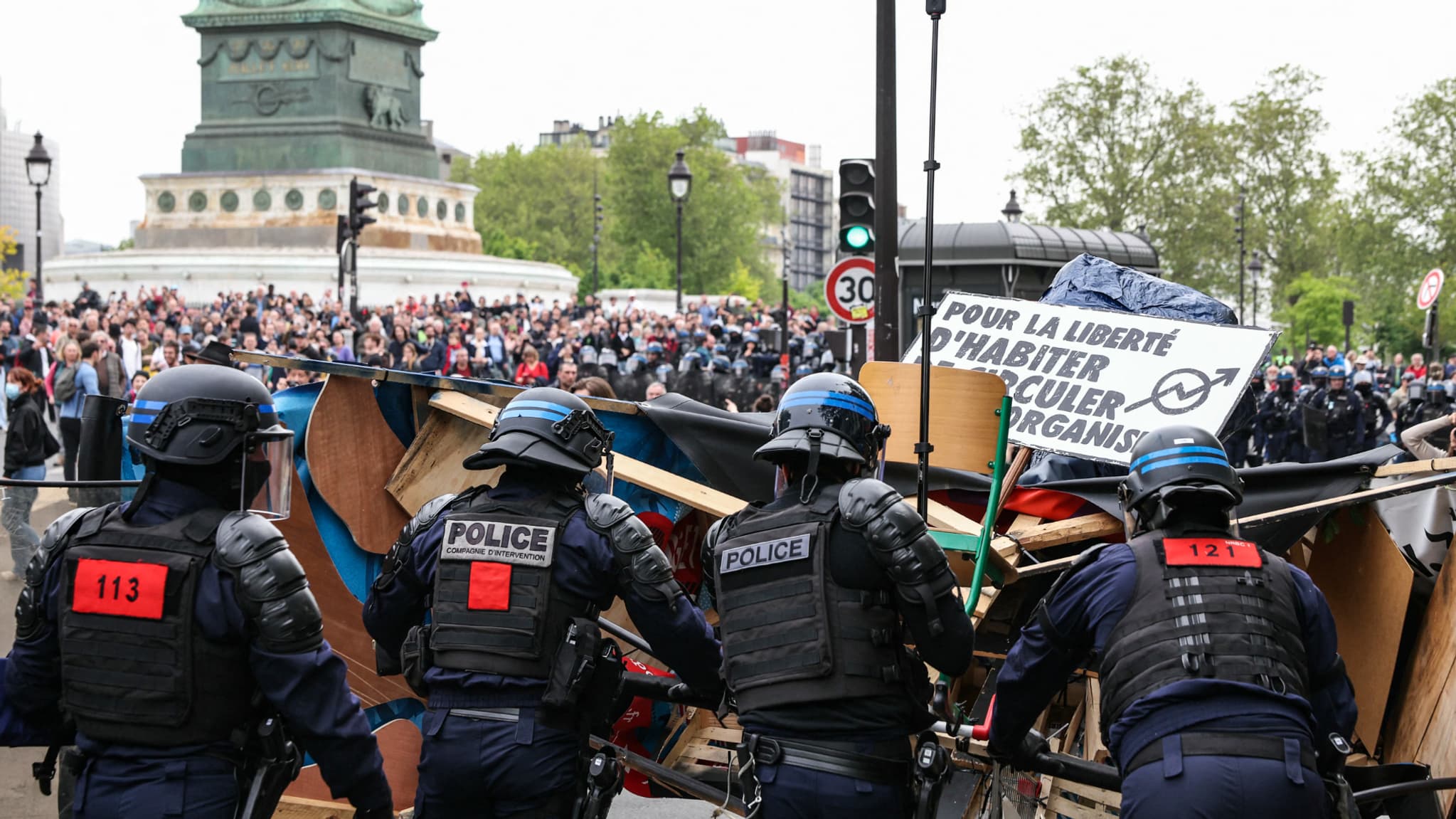 Tensions entre forces de l'ordre et manifestants dans le cortège parisien du 1er mai, près de Bastille. Tensions entre forces de l'ordre et manifestants dans le cortège parisien du 1er mai, près de Bastille.