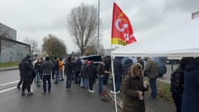 Les anciens salariés de Clestra devant la nouvelle usine basée au port du Rhin à Strasbourg le 29 novembre 2023.