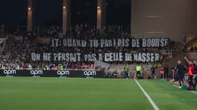 Des banderoles de supporteurs de l'Olympique Lyonnais, à Monaco le 10 mai 2025