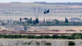 Un drapeau du groupe Etat islamique aperçu près de la frontière entre la Turquie et la Syrie, le 7 mai 2016