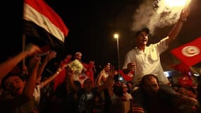 Manifestants de l'opposition, dimanche dans le centre de Tunis. Le gouvernement tunisien est confronté à une instabilité politique et sécuritaire croissante après la mort d'un activiste islamiste tué dimanche par la police à Tunis et celle de deux soldats