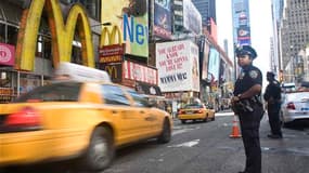 Policiers déployés à Times Square, à New York, vendredi. Selon la secrétaire d'Etat américaine Hillary Clinton, Al Qaïda se trouvait derrière la menace qualifiée de crédible mais non confirmée à l'encontre des Etats-Unis, notamment New York et Washington.