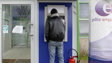 Pour le troisième mois consécutif, le nombre de jeunes demandeurs d'emploi en catégorie A diminue : - 0,8% ce mois-ci, après -0,3% en juin et -0,5% en mai.