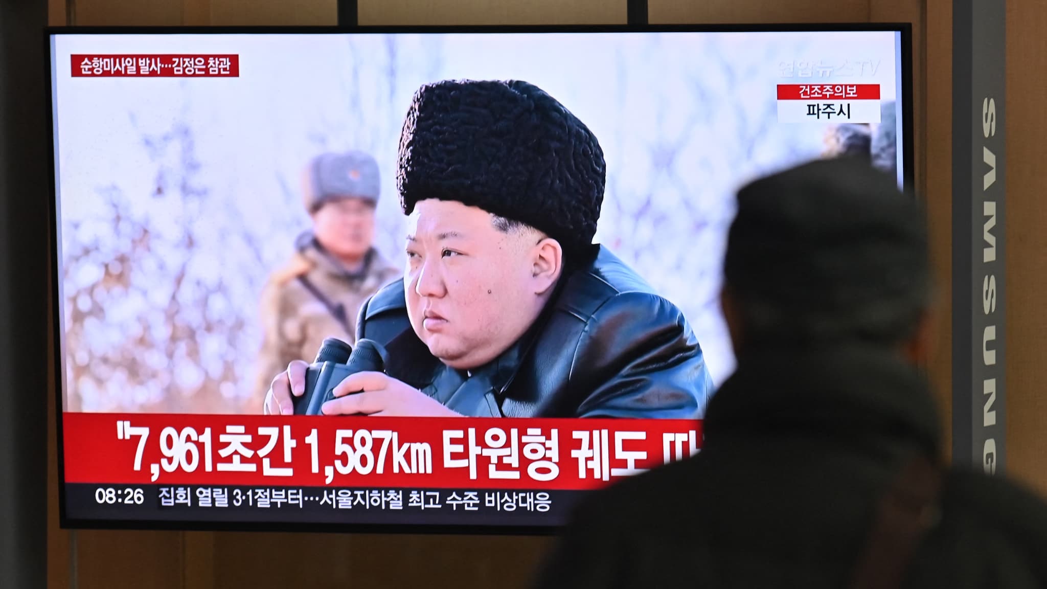 Un homme regarde un écran de télévision montrant des images du dirigeant nord-coréen Kim Jong Un observant un essai de lancement de missiles de croisière stratégiques, dans une gare de Séoul (Corée du Sud), le 28 février 2025. Un homme regarde un écran de télévision montrant des images du dirigeant nord-coréen Kim Jong Un observant un essai de lancement de missiles de croisière stratégiques, dans une gare de Séoul (Corée du Sud), le 28 février 2025.
