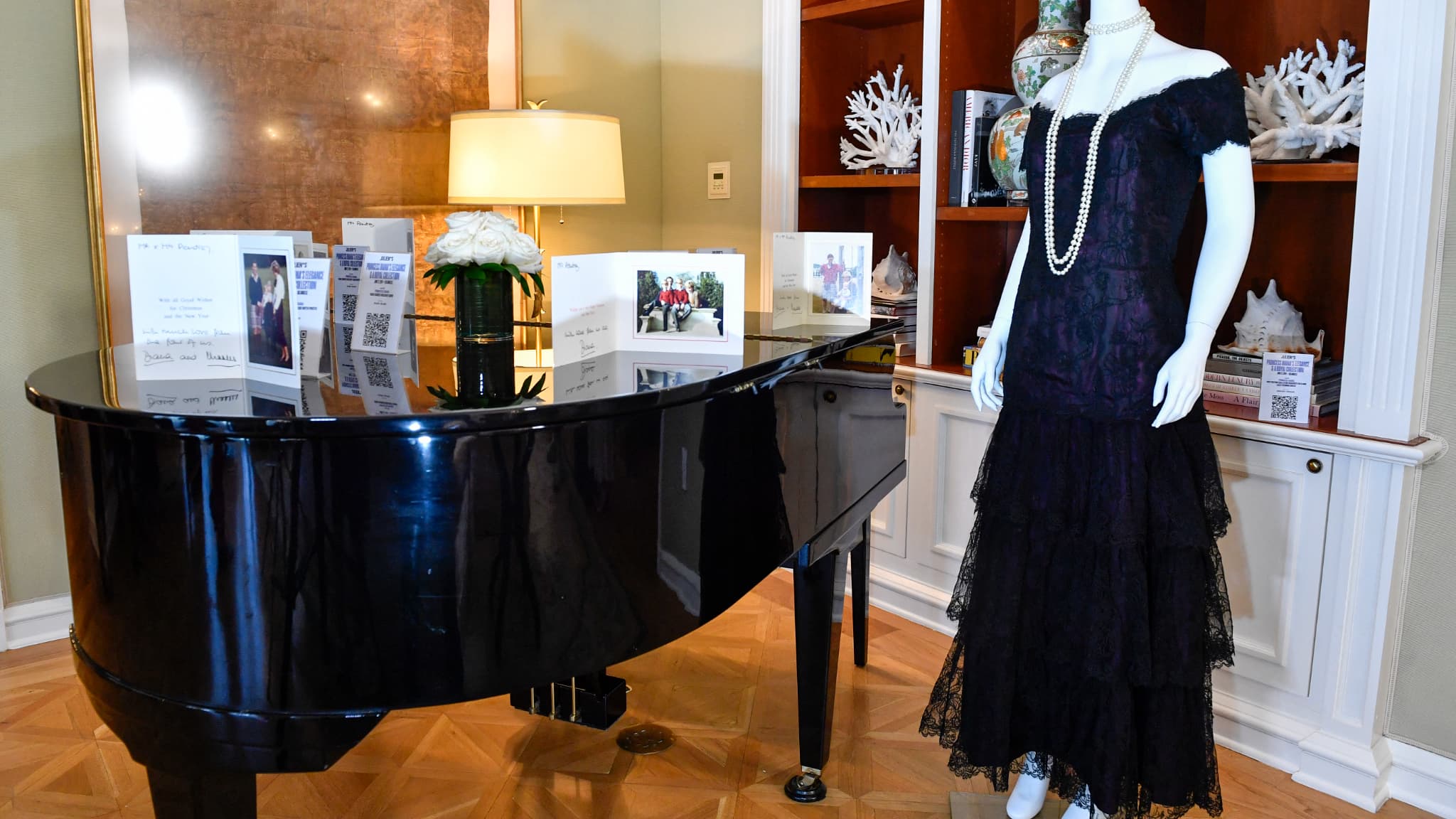 Une robe de soirée en dentelle Victor Edelstein appartenant à la princesse Diana, vendue aux enchères par Julien's Auctions le 27 juin