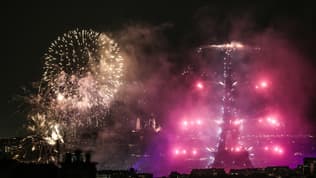 La tour Eiffel et une vue de Montmartre pour le feu d'artifice du 14 juillet 2025 à Paris.