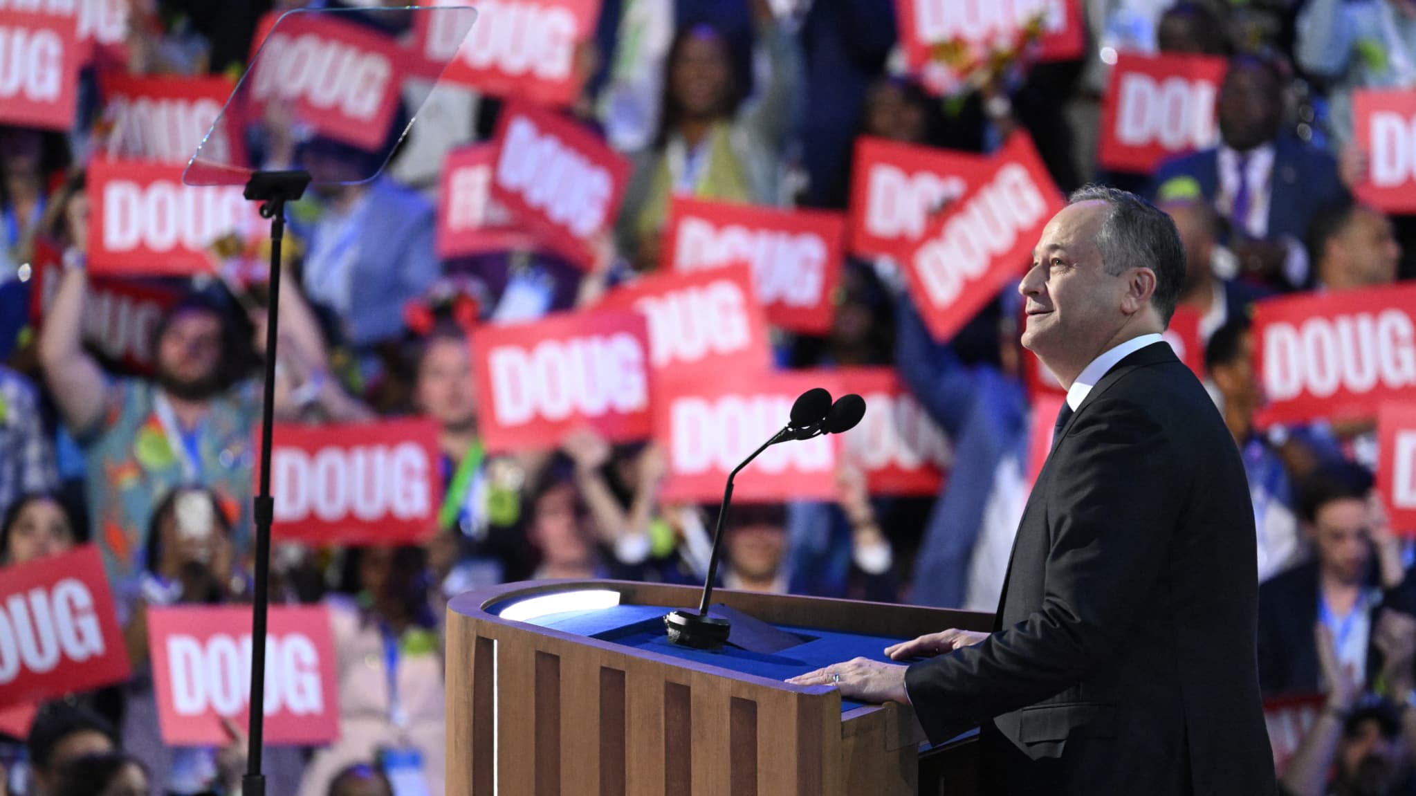 Doug Emhoff, époux de Kamala Harris, s'exprime lors du deuxième jour de la Convention démocrate à Chicago, aux États-Unis, le 20 août 2024