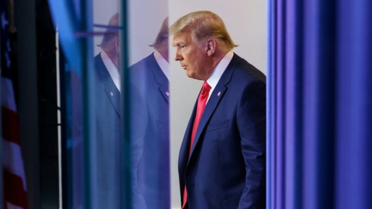 Donald Trump arrive pour un discours non annoncé dans la salle de presse de la Maison Blanche, le 24 novembre 2020