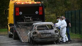 La police scientifique près de la voiture incendiée utilisée par un conducteur soupçonné d'avoir blessé plusieurs personnes à Saint-Pierre-d’Oléron, en Charente-Maritime, le 5 novembre 2025