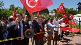 Des partisans de Tayyip Recep Erdogan rassemblés devant la Maison Blanche où le président turc est reçu par son homologue américain Donald Trump, le 16 mai 2017 à Washington