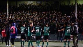 Les joueurs du Red Star face à leur public