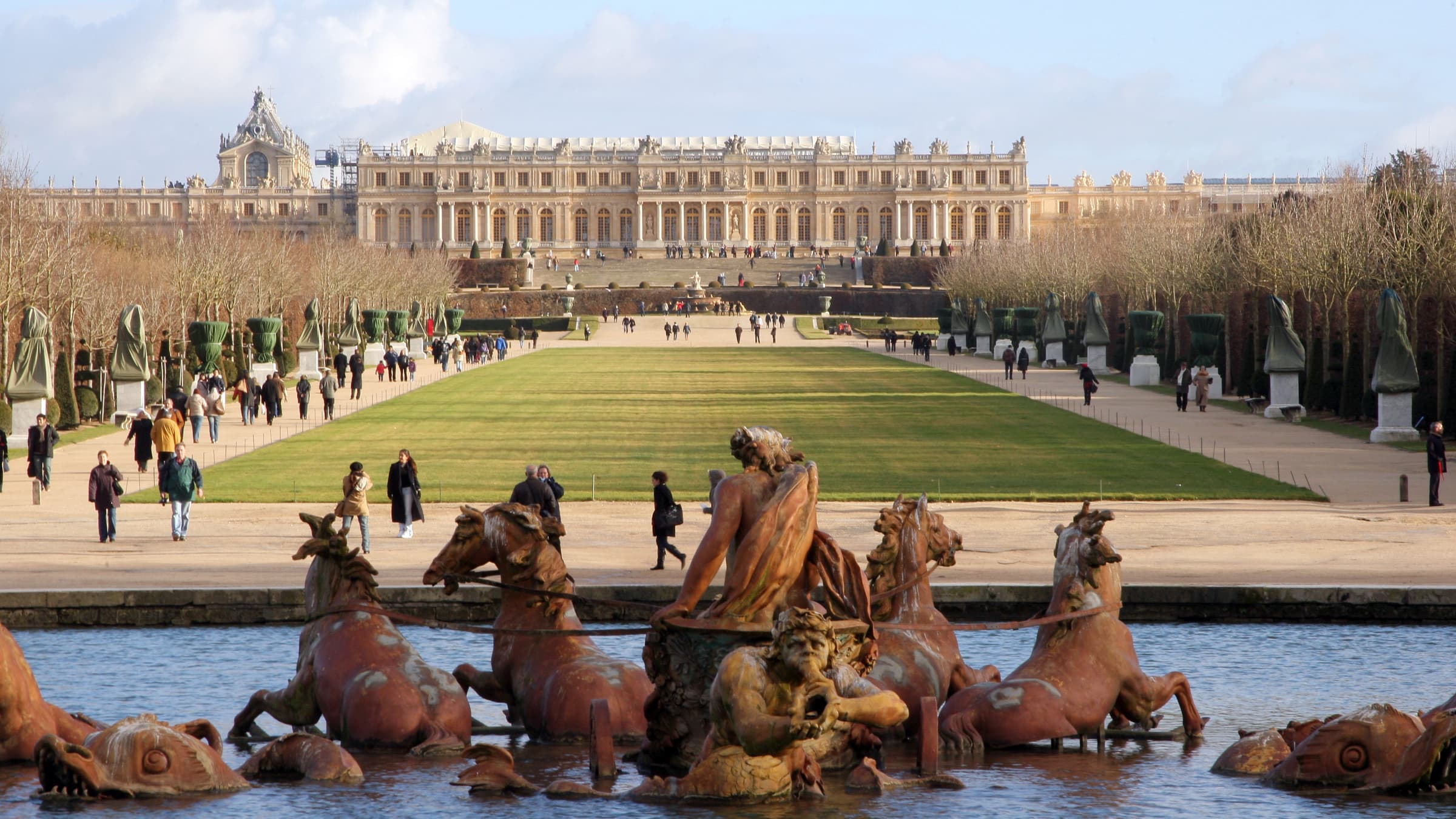 Покорение версаля. Курданер в Версале. Флаг Версаля. Версаль сад лошадь. Расширение Версальского Шато.