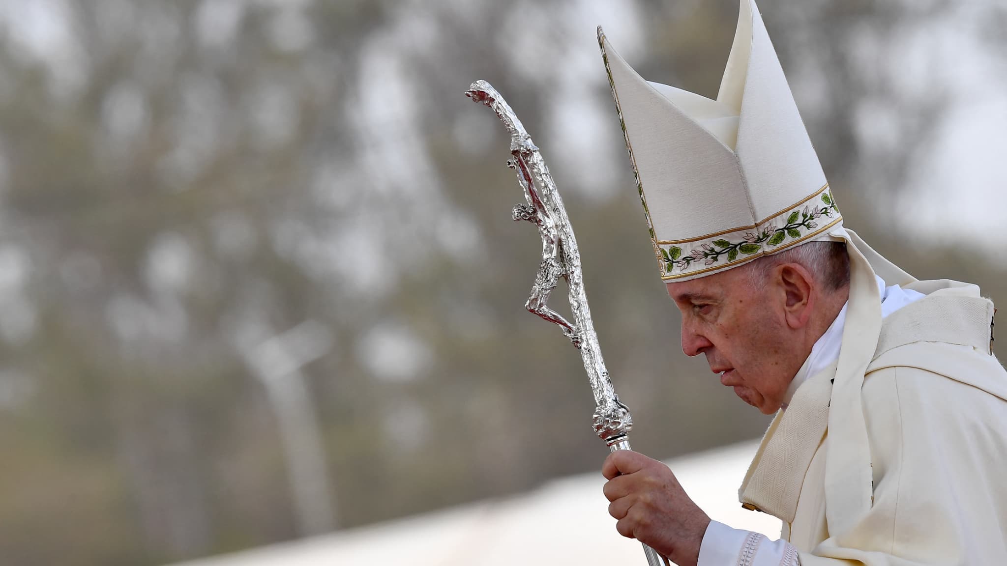 Le pape François portant sa férule à Madgascar en 2019