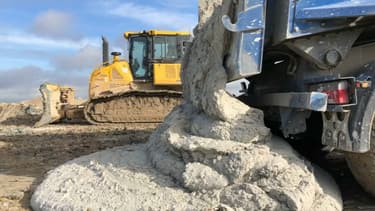 Extraites des chantiers du Grand Paris Express, des tonnes de terres sont déversées en Seine-et-Marne.