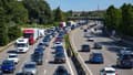 Des voitures et des camions immobilisés les uns derrière les autres à un feu rouge, provoquant un embouteillage sur les trois voies de l'autoroute A7 en direction du sud, classé "rouge" par Bison Futé, près de Bourg-lès-Valence (Drôme) le 5 juillet 2025.