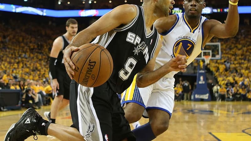 Tony Parker devant Carl Landry