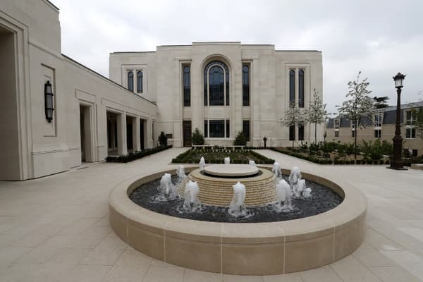 Une vue du premier temple mormon français au Chesnay (Yvelines). Une vue du premier temple mormon français au Chesnay (Yvelines).