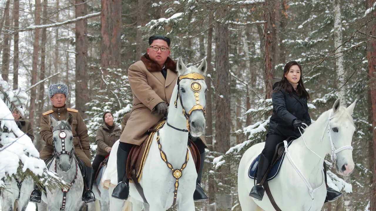 Kim Jong Un à cheval aux côtés de son épouse, Ri Sol Ju, sur le Mont Paektu Kim Jong Un à cheval aux côtés de son épouse, Ri Sol Ju, sur le Mont Paektu