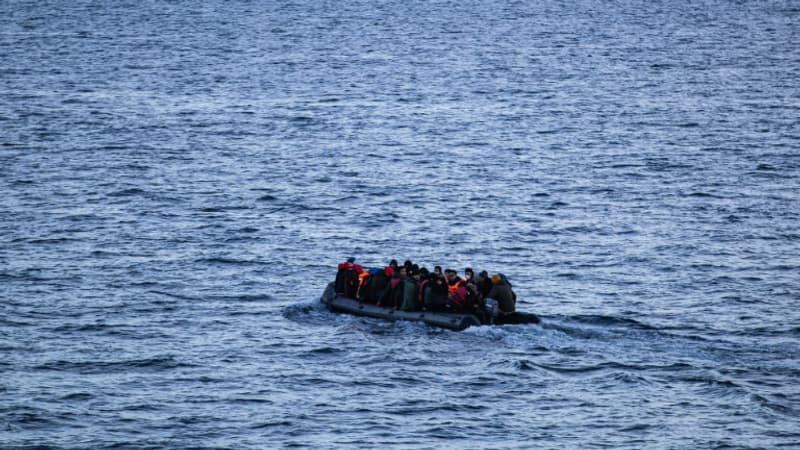 Des migrants dans un bateau pneumatique tentent la traversee de la Manche le 15 mars 2022 1394976