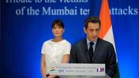 Nicolas Sarkozy, accompagné de son épouse Carla Bruni-Sarkozy, a rendu hommage aux victimes des attentats de novembre 2008 à Bombay et appelé les autorités pakistanaises à intensifier leur lutte contre les activistes islamiques. /Photo prise le 7 décembre