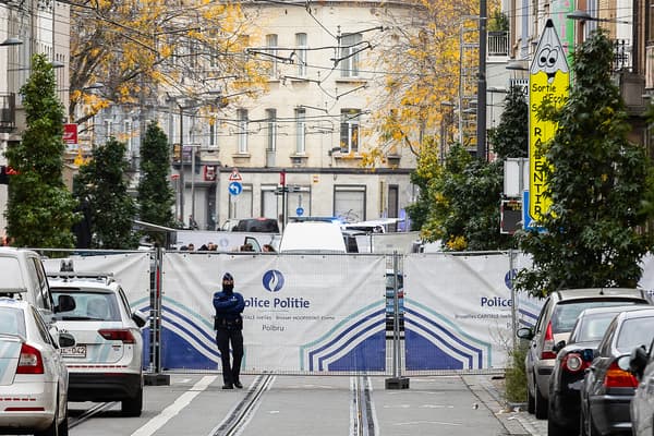 Un policier monte la garde dans la rue du quartier de Schaerbeek à Bruxelles le 17 octobre 2023, où l'auteur présumé de l'attentat de la veille a été neutralisé.