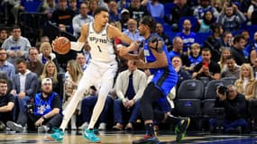 Victor Wembanyama au duel avec Wendell Carter Jr lors d'Orlando-San Antonio (127-111, NBA), le 8 février 2024