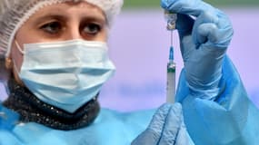 Une soignante prépare une injection de vaccin (photo d'illustration)