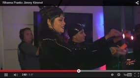 La chanteuse Rihanna réveille l'animateur Jimmy Kimmel à son domicile, en pleine nuit, le 1er avril 2015.