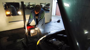 Les pièces détachées d'occasion pourront être les pièces de carrosserie amovibles, les vitrages non collées, les pièces optiques, et certaines pièces mécaniques ou électroniques, comme les moteurs, les boîtes de vitesse et les organes de transmission.