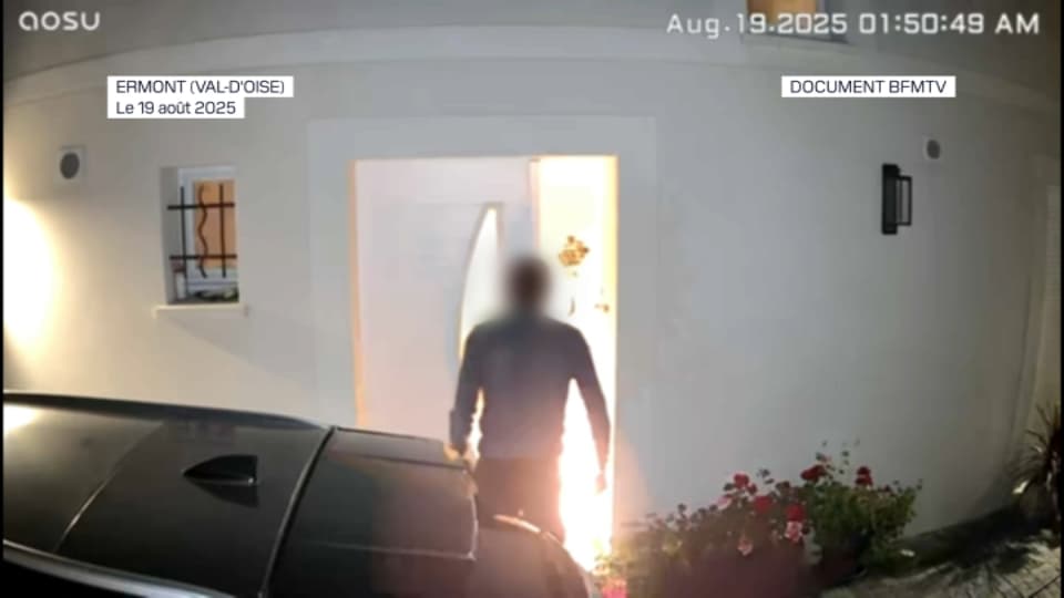 Image de caméra de surveillance montrant un homme, visage dissimulé, mettre le feu à la maison de l'élu municipal Youcef Khinache à Ermont (Val d'Oise), dans la nuit du 19 août 2025. 