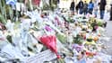 Des fleurs en hommage aux victimes du Bataclan, à Paris.